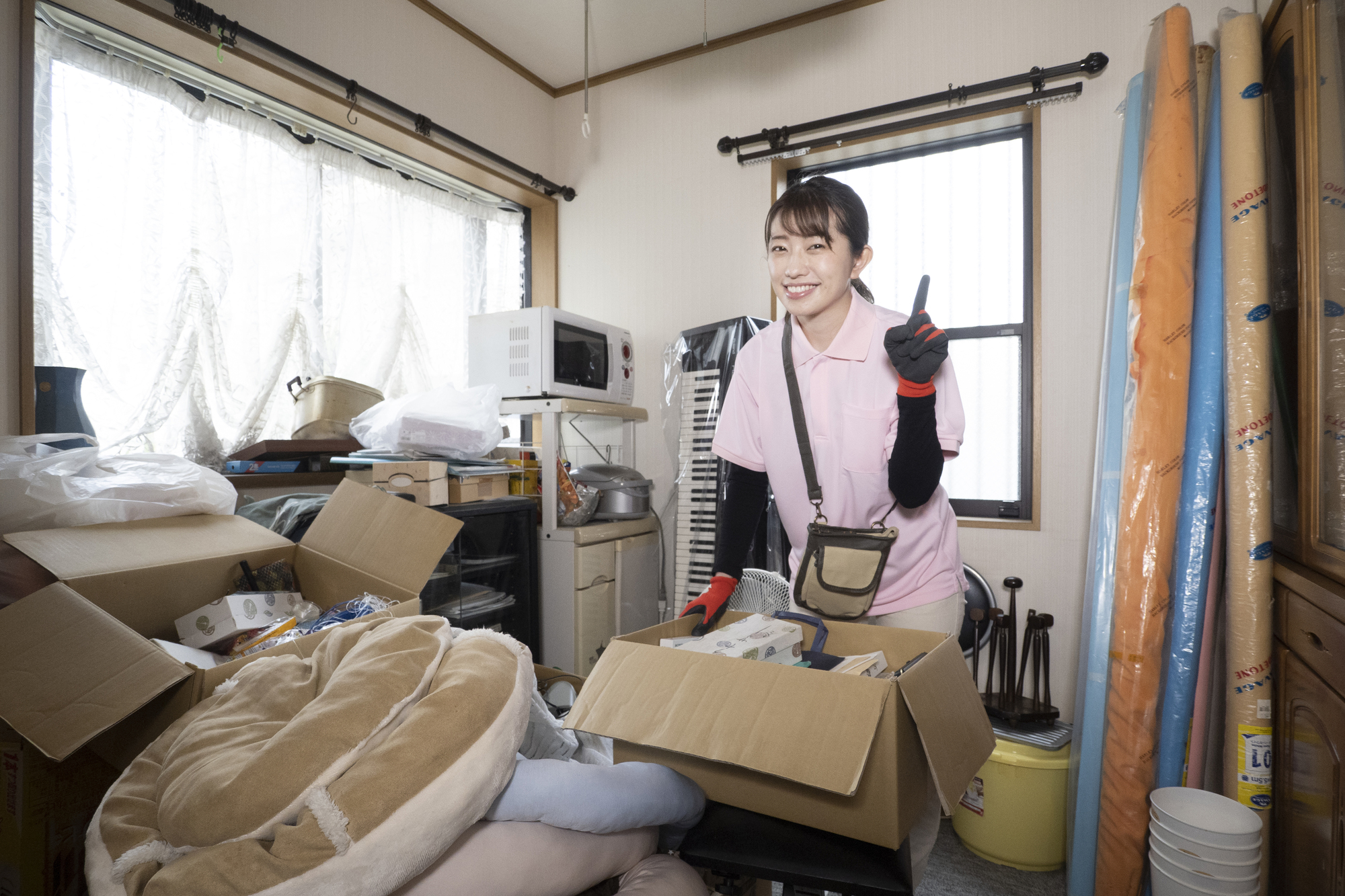 ゴミ屋敷を清掃する女性スタッフ
