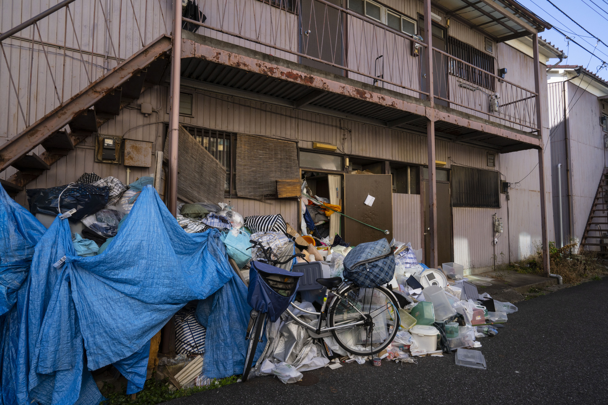 ゴミ屋敷になったアパートの部屋を片づける方法！費用や放置するリスクも